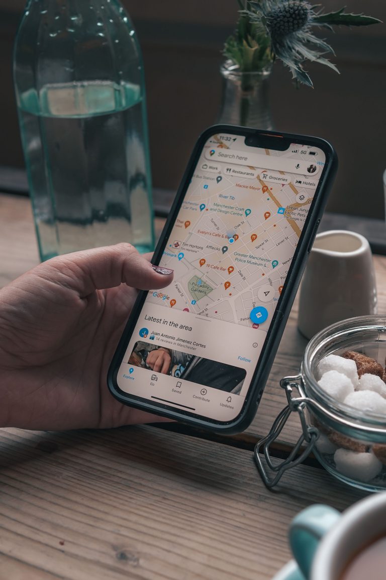 Pourquoi votre entreprise apparaît sur Google Maps mais pas dans les résultats de lieux Google ?